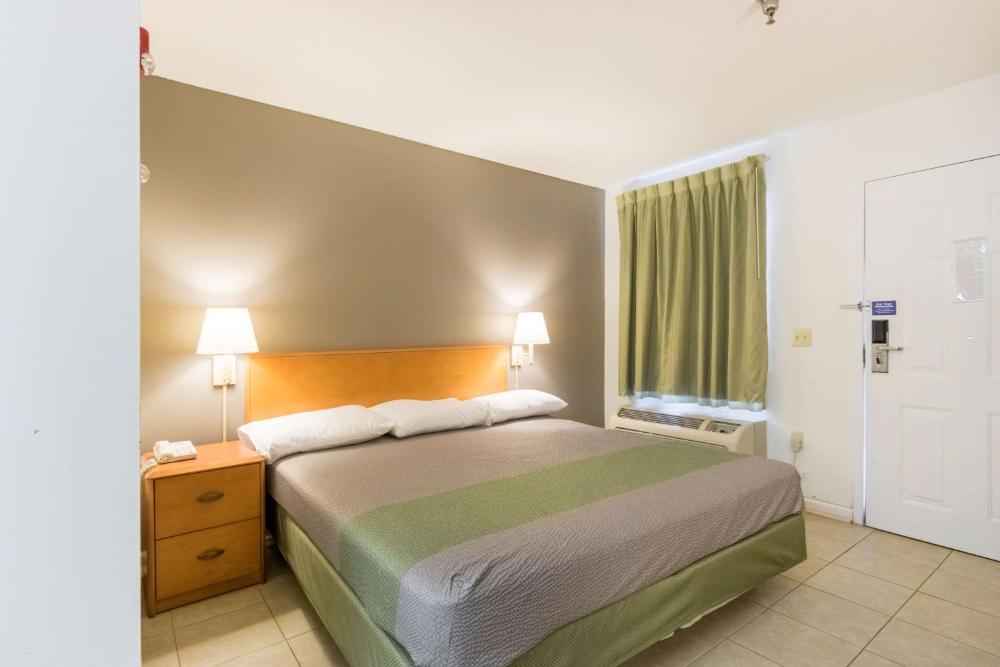 King Room - Non-Smoking interior